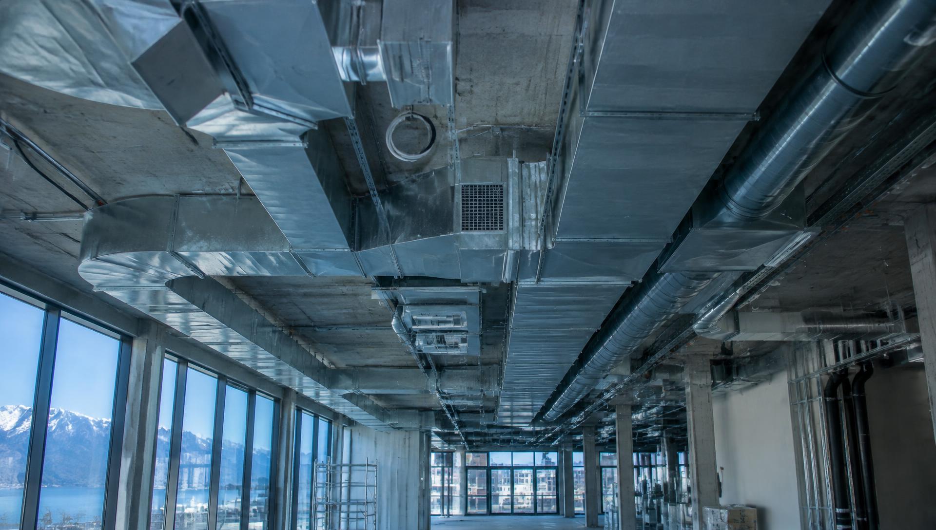 Montierte Lüftungskanäle an der Decke eines Gewerbeneubaus